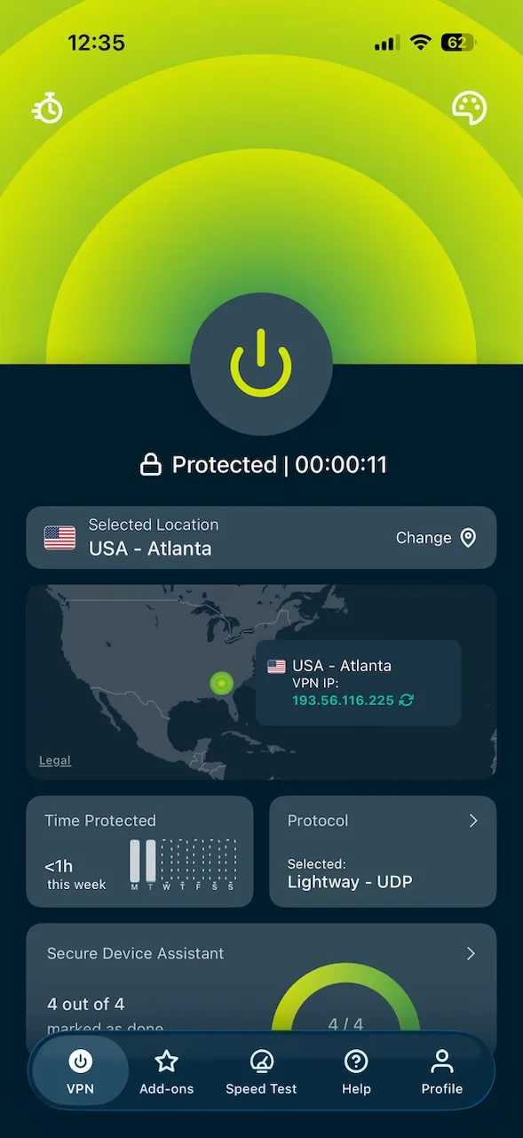Aplikace ExpressVPN pro iPhone připojená k Atlantě ve Spojených státech přes protokol Lightway v tmavém režimu
