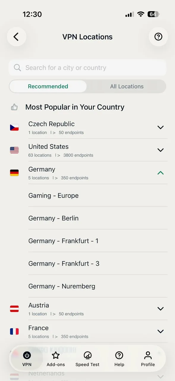 Výběr polohy v aplikaci ExpressVPN pro iPhone s rozbaleným seznamem německých měst