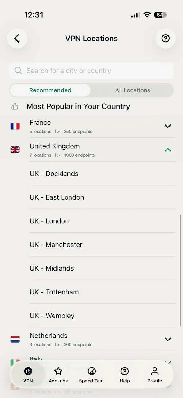 Výběr polohy v aplikaci ExpressVPN pro iPhone s rozbaleným seznamem britských měst