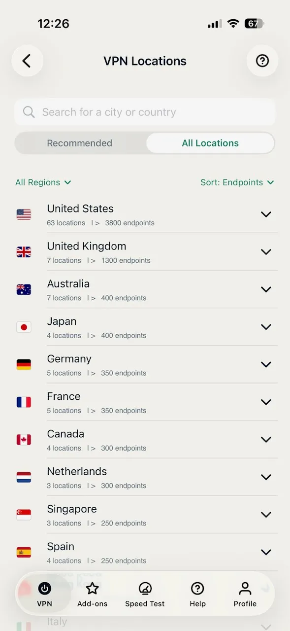 Seznam poloh v aplikaci ExpressVPN pro iPhone se všemi regiony seřazenými podle počtu serverů