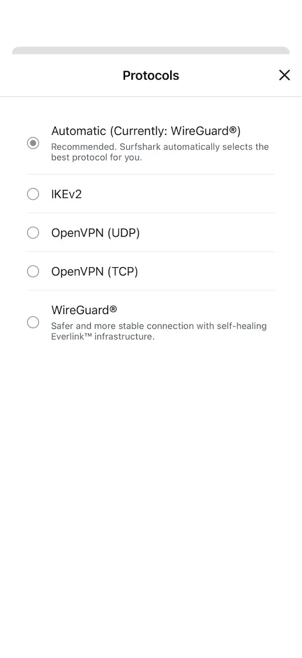 Výběr VPN protokolu v aplikaci Surfshark pro iPhone s WireGuard, IKEv2 a OpenVPN
